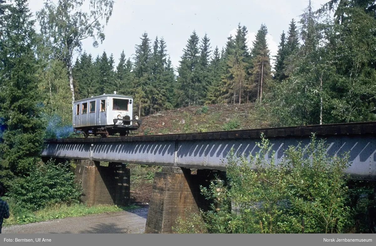 Askim-Solbergfossbanens motorvogn"Gamla" under fremføring fra Solbergfoss til Askim, her på Kolstad bru