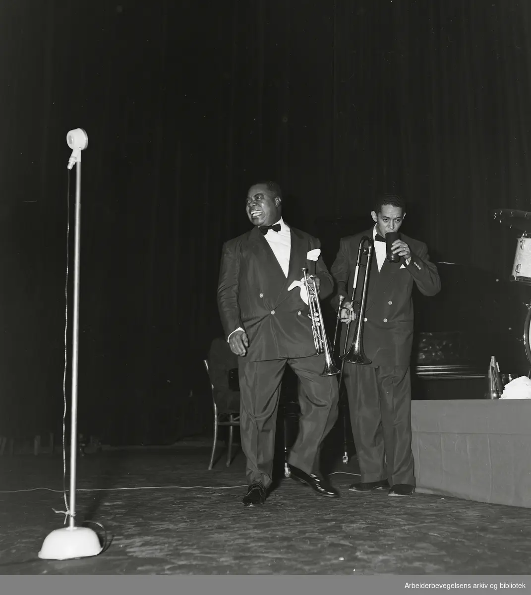 Konsert med Louis Armstrong på Colosseum Kino, søndag 5 oktober 1952. Stående til høyre: Trummy Young.