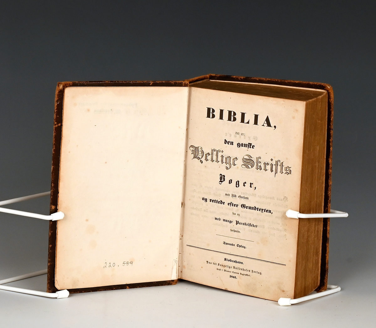 Prot:  "Biblia, det er den ganske Hellige Skrifts Bøger". Tyvende Opl. Kbhv. 1845. 2 bl. + 1036 s. + 2 bl + 284 s. 8. F. (Heilskinnsbd med prenta ornament og gullsnitt.)