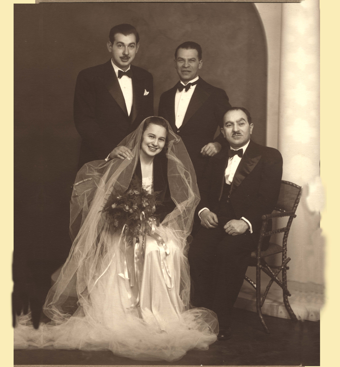 Bryllupsbilde av Edith Rabinowitz og Hans Reichwald (bak Edith). Bak til venstre er Herschel Rabinowitz (Ediths onkel). Fremme til ventre er Moritz Rabinowitz (Ediths far).