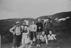 Tur til Djupsjøen i 1944. Foran, fra venstre: Kjell Løiten, 