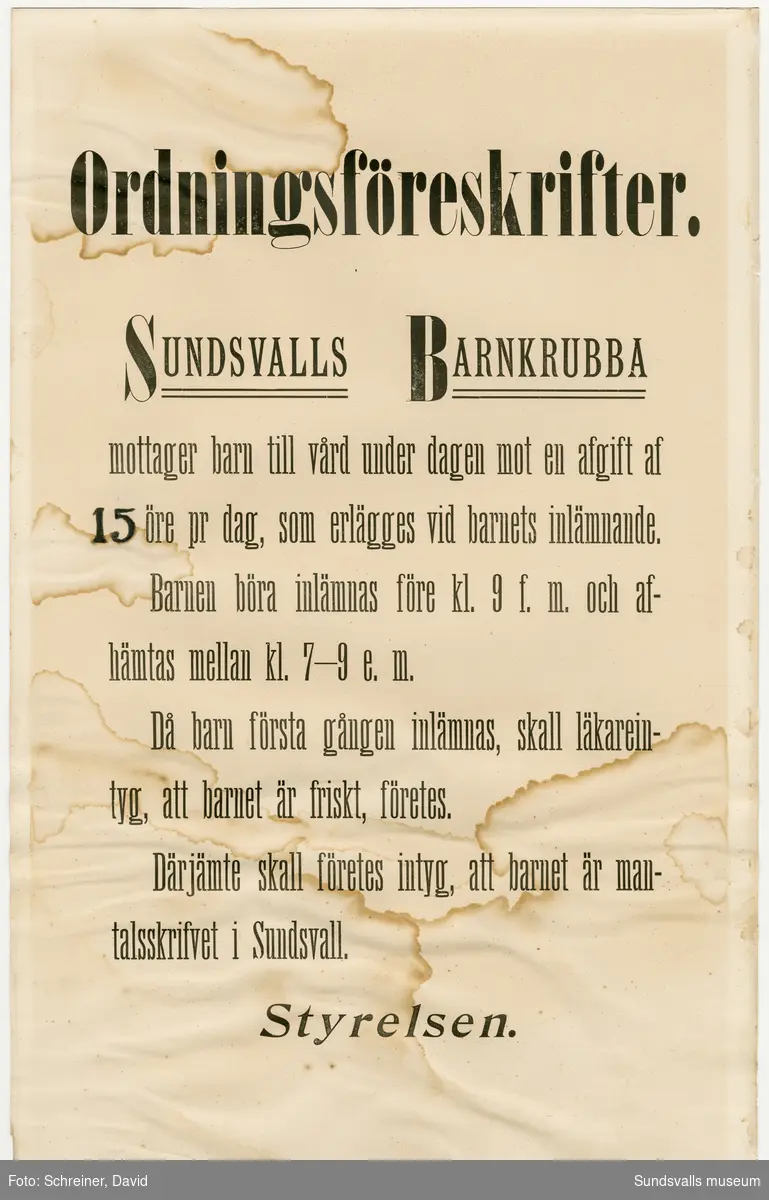 Ett tryck i svart vitt som återger Sundsvalls barnkrubbas ordningsföreskrifter.