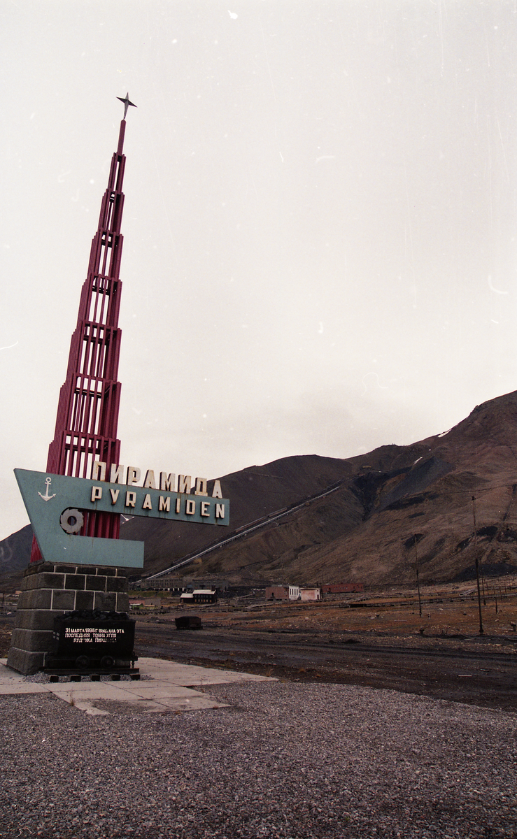 Fra reportasje i Svalbardposten nr. 32 18. .august 2000. Reportasjen om opprydning og hotell/turisme i Pyramiden.