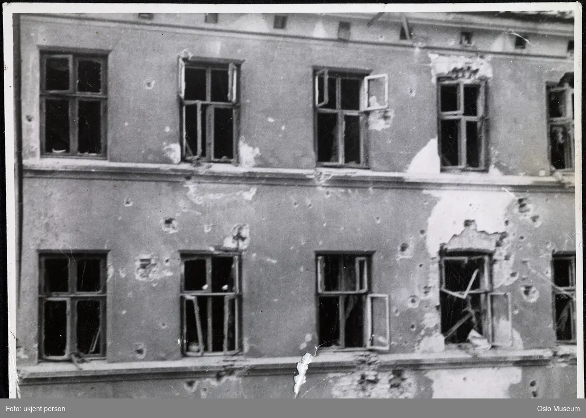 bygård, bakside, skade etter bombing, knuste vinduer