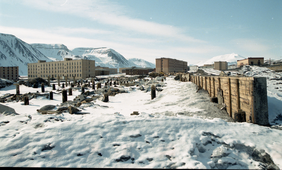 Fra Svalbardposten nr. 19 - 15. mai 1998. Reportasje om avviklingen av Pyramiden. Restene etter finskebrakkene. 