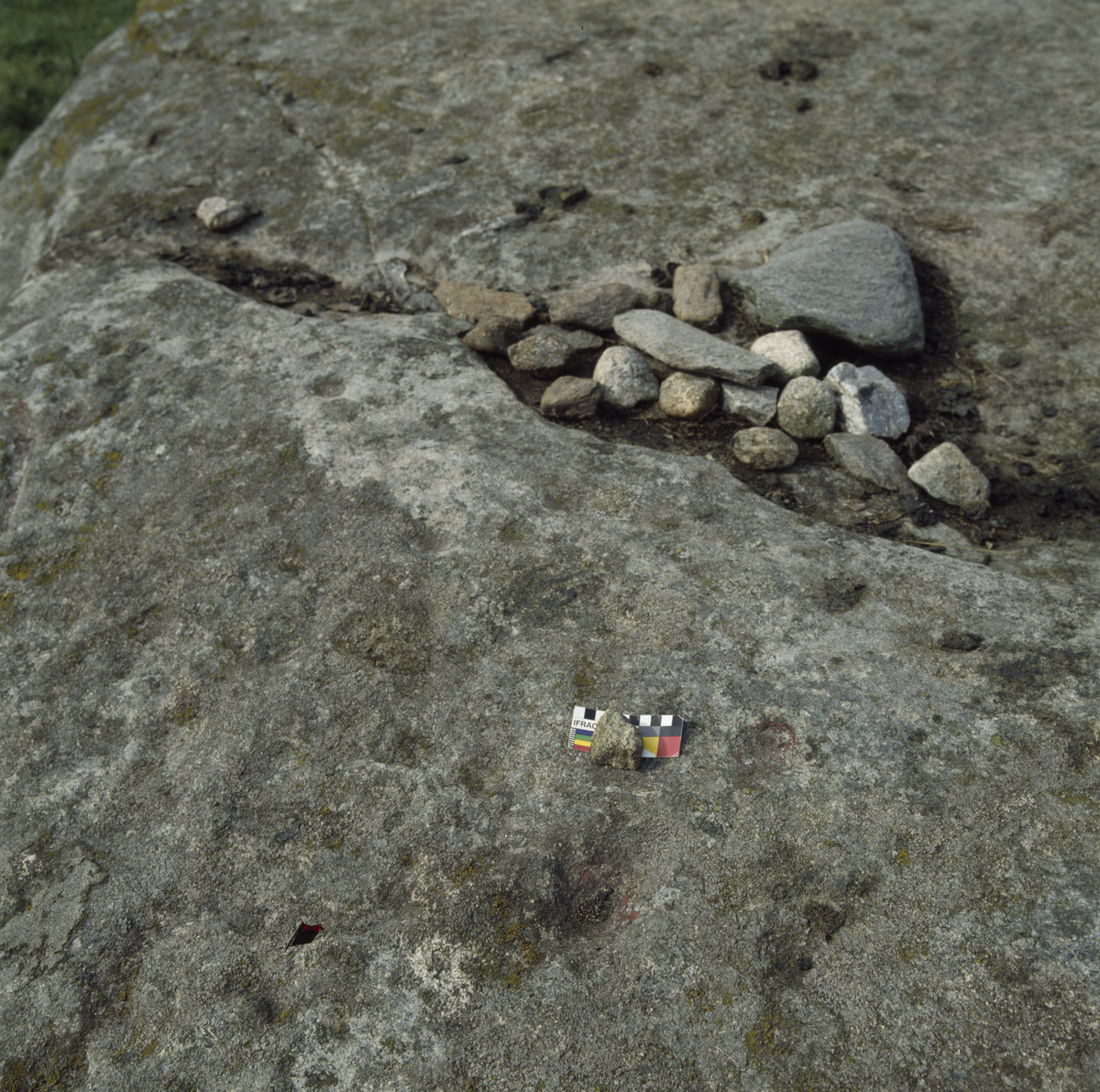 Jordfast steinblokk med helleristninger, detalj.