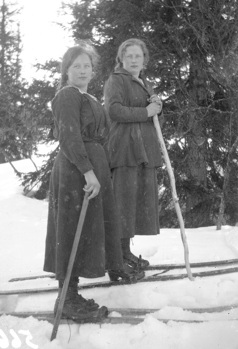 Bildet viser Margit Haukaas Brekke, og Gro Haukaas Skifterud

Fotosamling etter Øystein O. Jonsjords (1895-1968), Tinn.