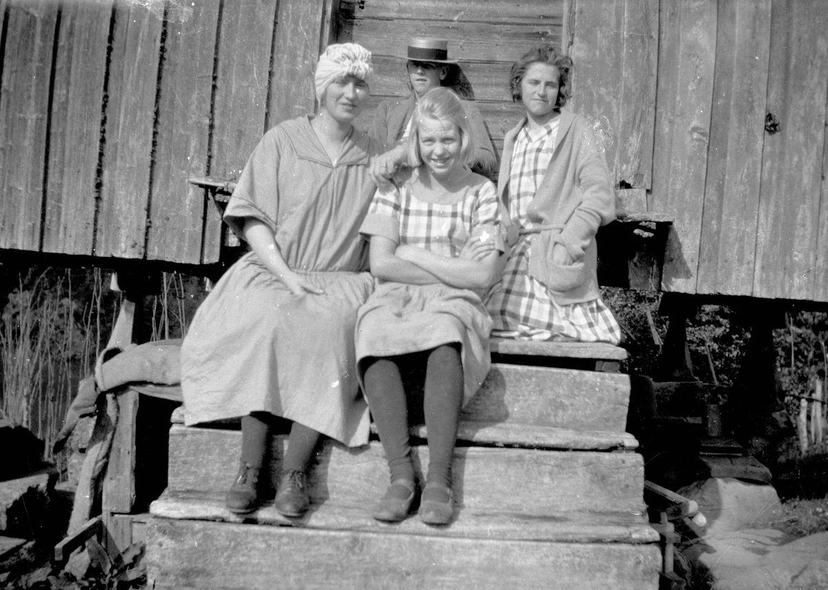 Bilde viser portrett av familie på Farsjø, Sannidal

Fotosamling etter Øystein O. Jonsjords (1895-1968), Tinn.