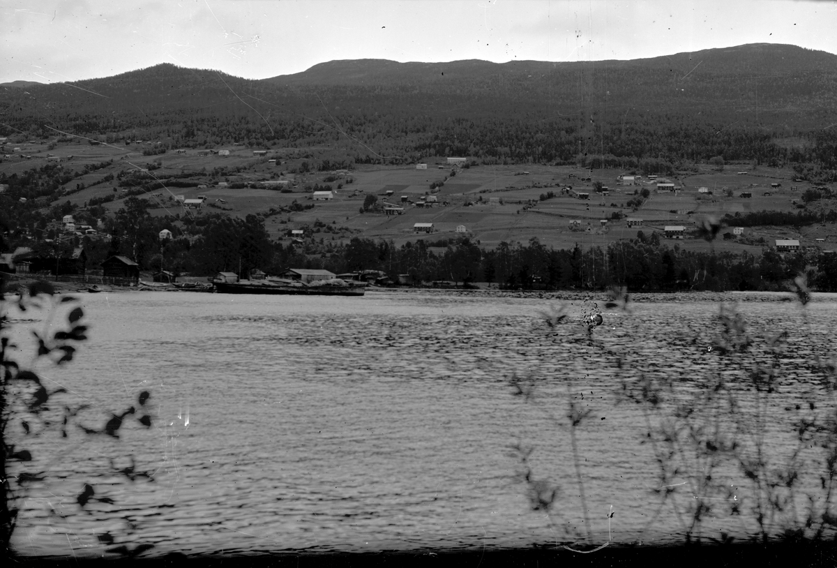 Bilde viser panorama nedre Austbygda

Fotosamling etter Øystein O. Jonsjords (1895-1968), Tinn.