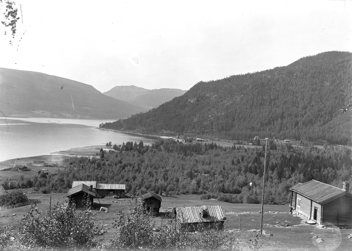 Fotosamling etter Øystein O. Jonsjords (1895-1968), Tinn. 

Bilde viser utsikten fra Austbygdi mot Sandviken