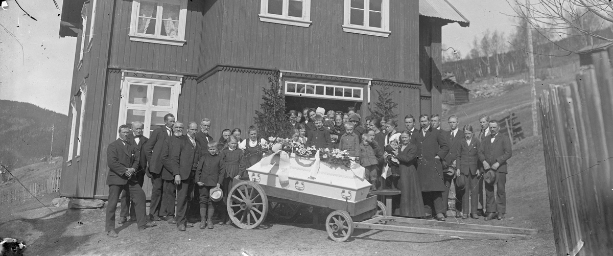 Bilde viser begravelse i nedre Tollefsjord 1921, etter Margit Tollefsjord f Øyaland. gift med Torstein som døde i 1904

Fotosamling etter Øystein O. Jonsjords (1895-1968), Tinn