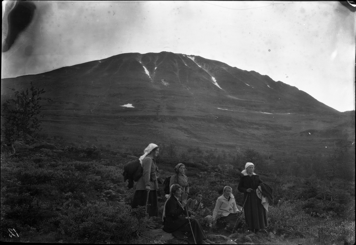 Bilde viser seks personer med Gaustatoppen i bakgrunnen

Fotosamling etter Øystein O. Jonsjords (1895-1968), Tinn.