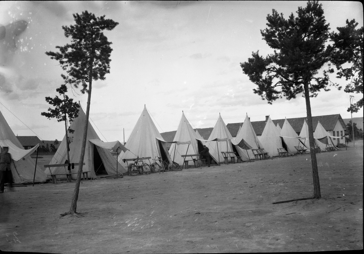 Fotosamling etter Øystein O. Jonsjords (1895-1968), Tinn. 

Bilde viser teltleir på Heistadmoen i 1916