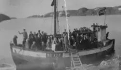 Menneskegruppe ombord i båt, påsken 1935
