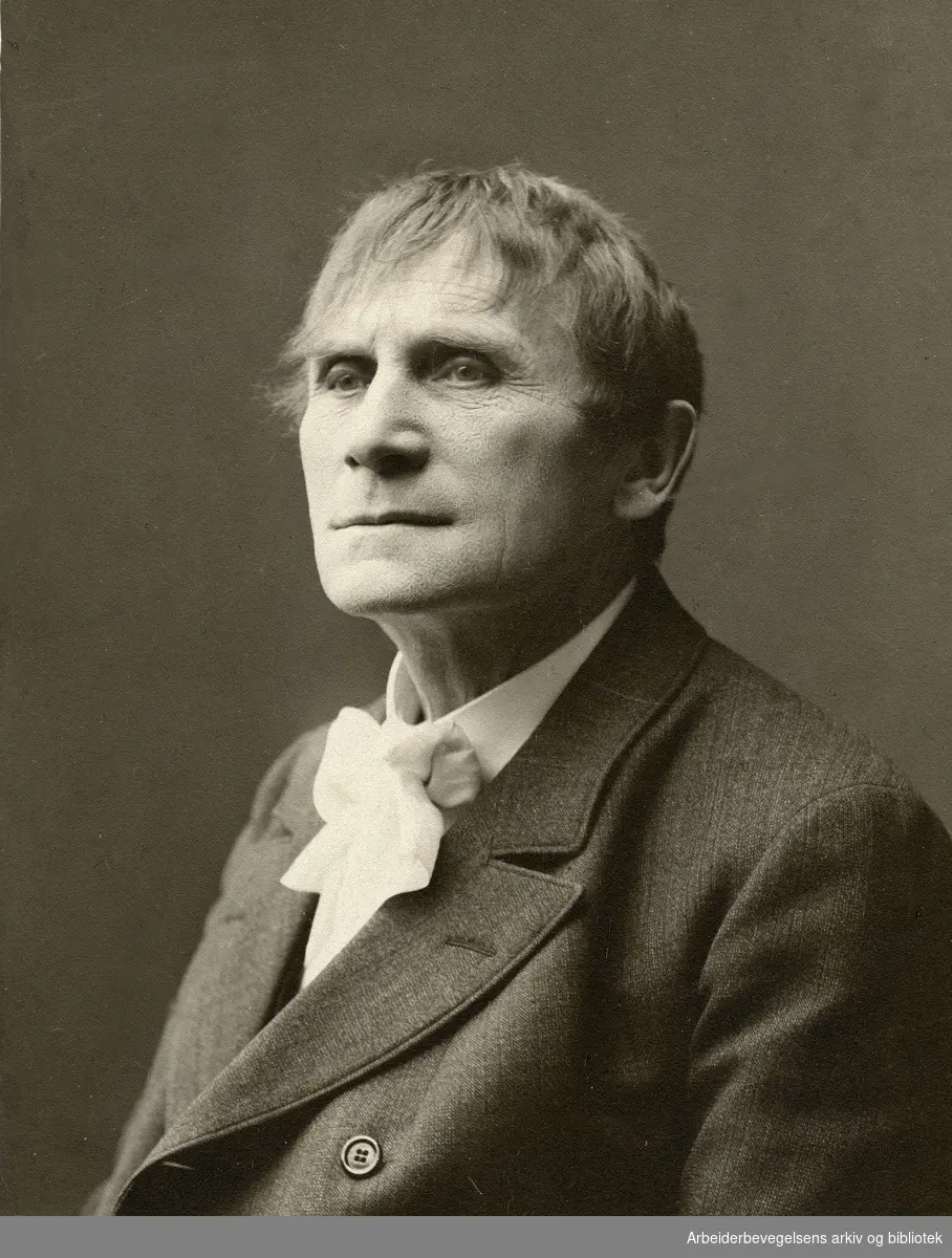 Oscar Nissen (Elias Gottlieb Oscar Egede Nissen 1843-1911). Lege, redaktør av Social-Demokraten og Arbeiderpartiets formann fra 1906 til sin død i 1911.