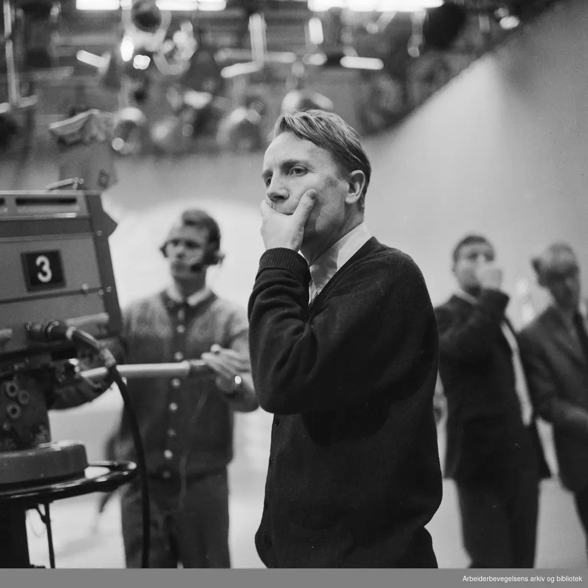 Revyforfatter, skuespiller og tv-produsent Bjørn Sand (th) og ukjente under opptak i studio på Marienlyst. Oktober 1968.