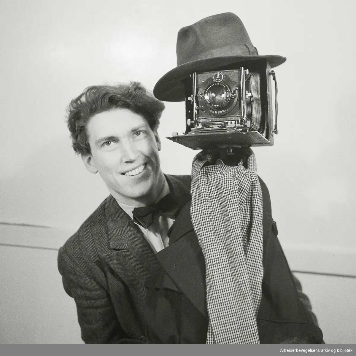 Arbeiderbladets pressefotograf Thorbjørn "Timmie" Skotaam med kamera. Udatert. Tidlig 1950-tall.