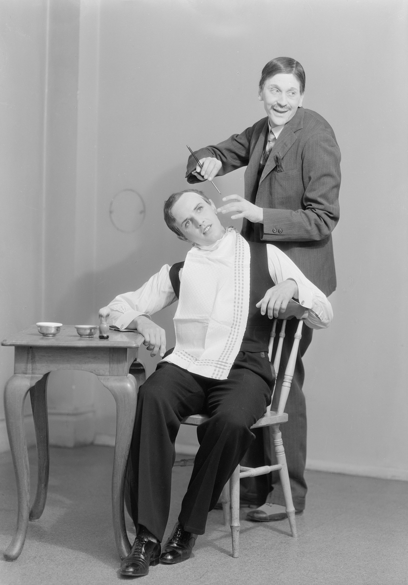 Rollstudie som här tolkats visa Nils Ekstam och Håkan Jahnberg i deras rollerna ur Georg Kaisers "Bröllopsnatt". Sammanhanget var pjäsens uppsättning i Linköpings Folkets park sommaren 1934.