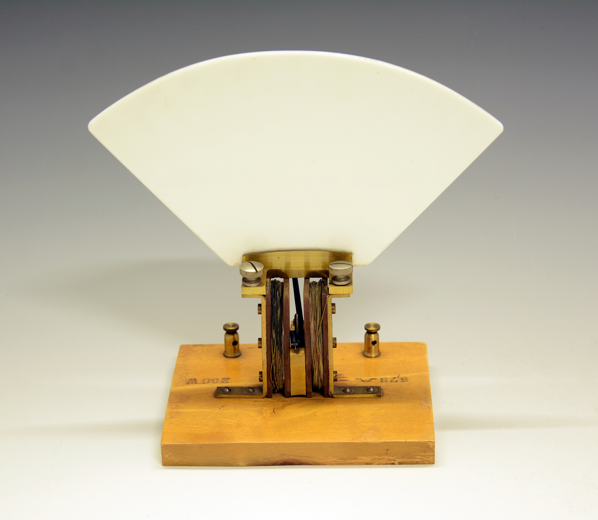 Dreiespoleinstrument, amperemeter. Skala av hvit bakelitt 3-0-3 spoler, montert på treplate.