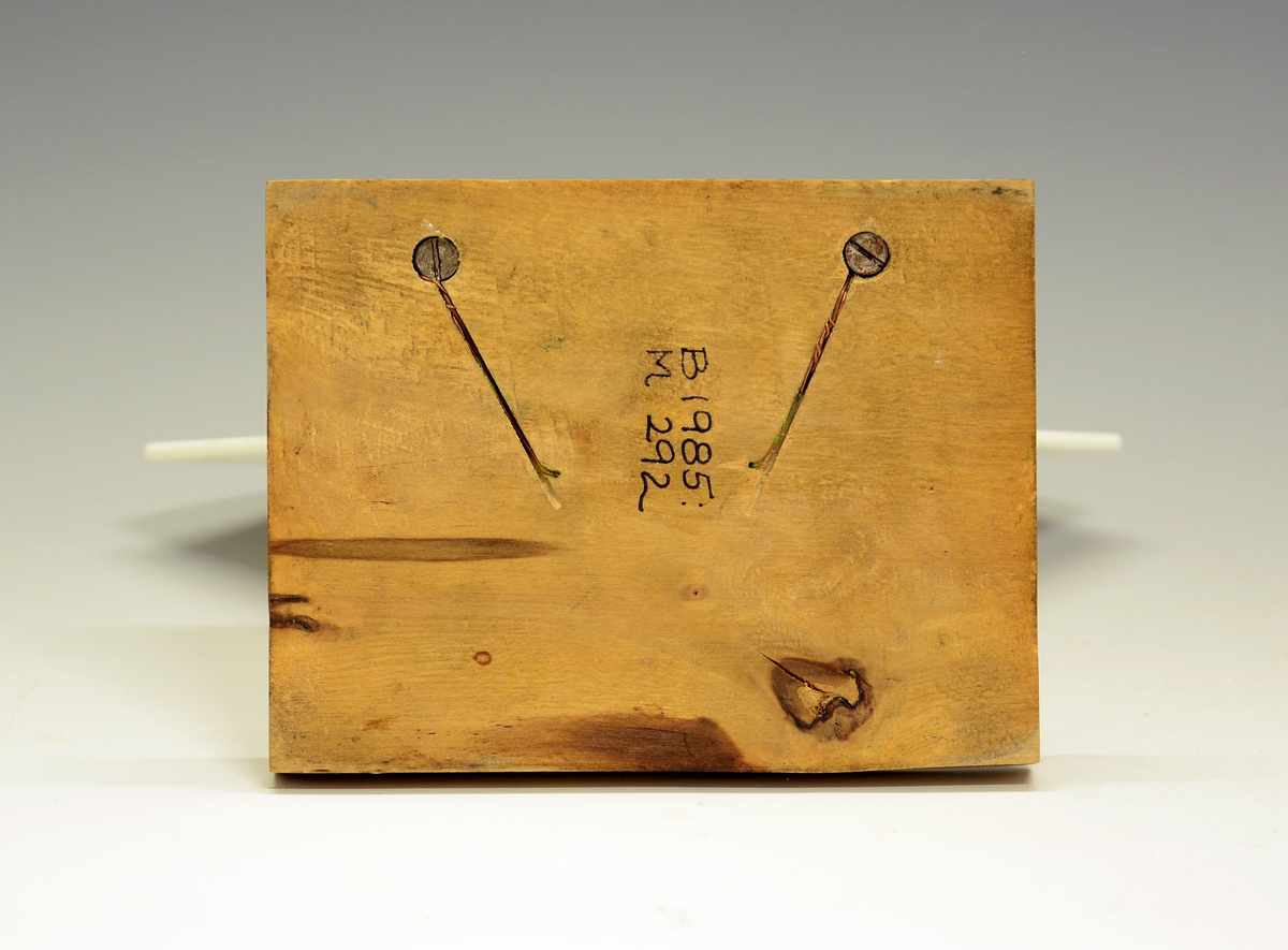 Dreiespoleinstrument, amperemeter. Skala av hvit bakelitt 3-0-3 spoler, montert på treplate.