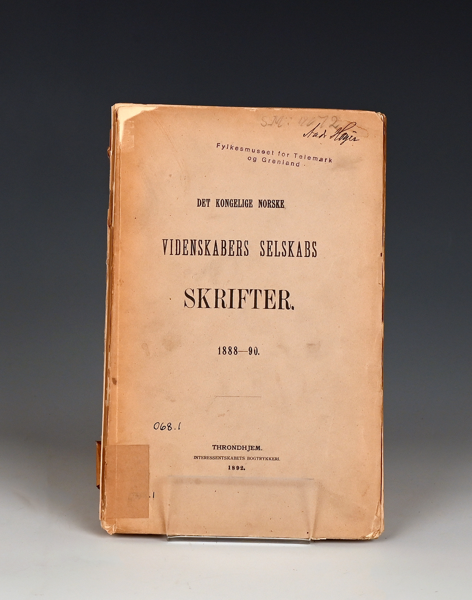 Prot: "Det kongelige norske Videnskabers Selskabs Skrifter. 1878-79, 1883, 188  -90". Trondhjem, Interessentskabets bogtrykkeri.

1883.
