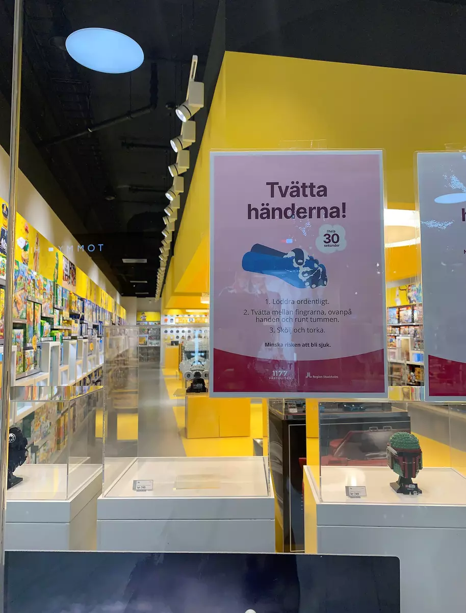 Informationsskyltar om Corona utanför Lego Store på Mall of Scandinavia