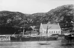 Dampskipet DS Mercur ved kai i Bergen. Håkonshallen i bakgru