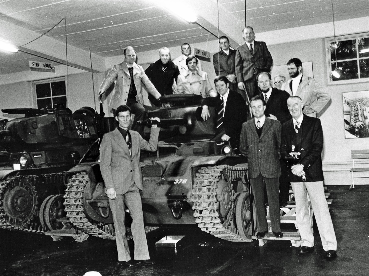 1950 års volontärer vid P 4 har 25-årsjubileum 1975-10-04. Gruppfoto på Pansarmuseet i Axvall