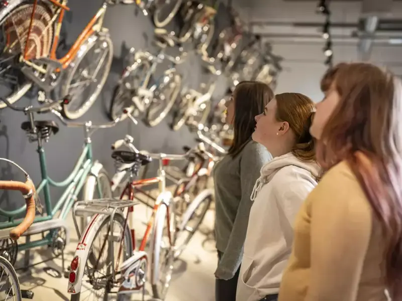 Bildet viser besøkende på Norsk kjøretøyhistorisk museum som ser på sykler.
