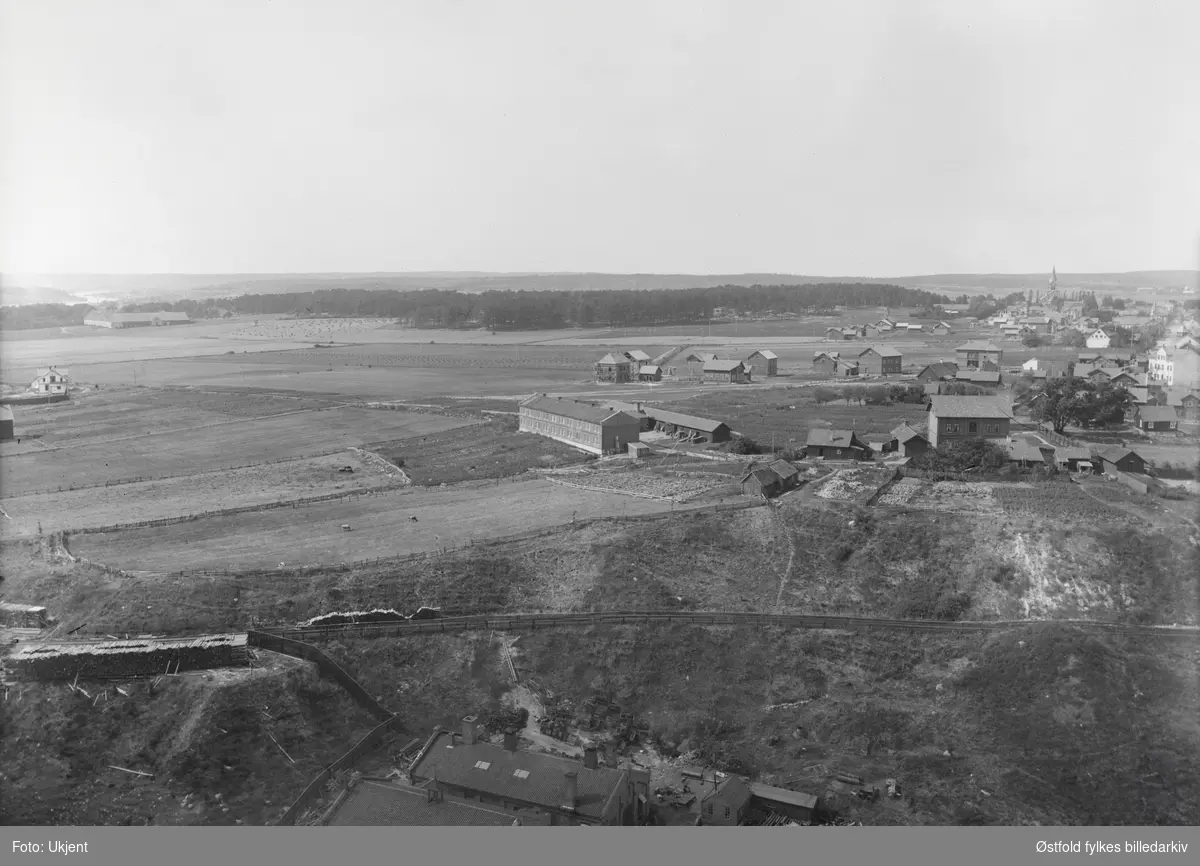 Bebyggelse og løkker rundt St. Olafs Vold (arbeiderbolig), Sarpsborg 1890. Borregaard hovedgård i bakgrunnen til venstre.
Se bilde 2 med utsnitt av St. Olafs Vold.