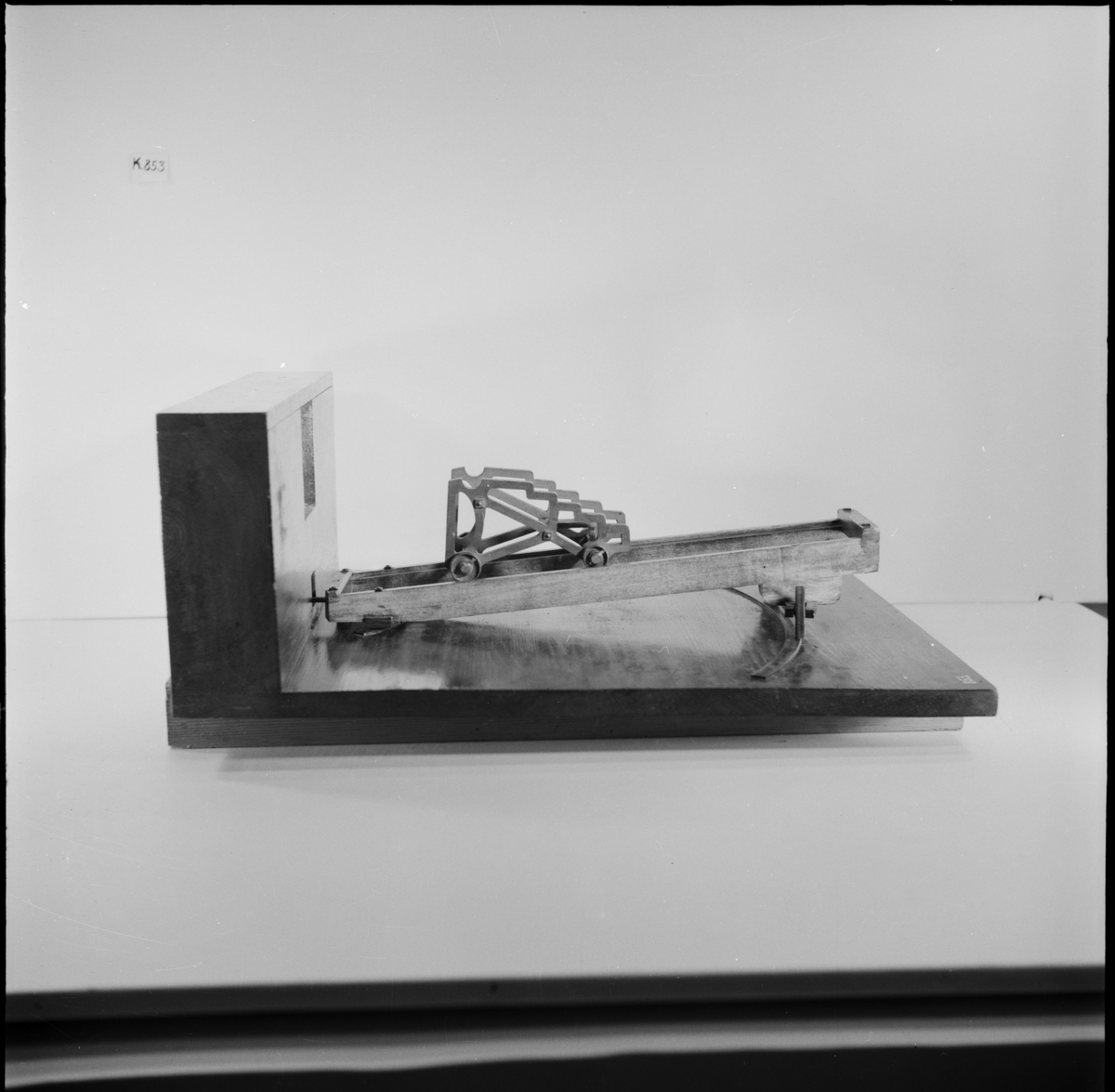 Lavettagemodell: Lavett, proportionerad för en 24-pundig kanon av dansk modell, efter de på Gibraltars fästning brukliga, av C.D. Osterman. Utan kanon. Modellen av trä, fernissad.