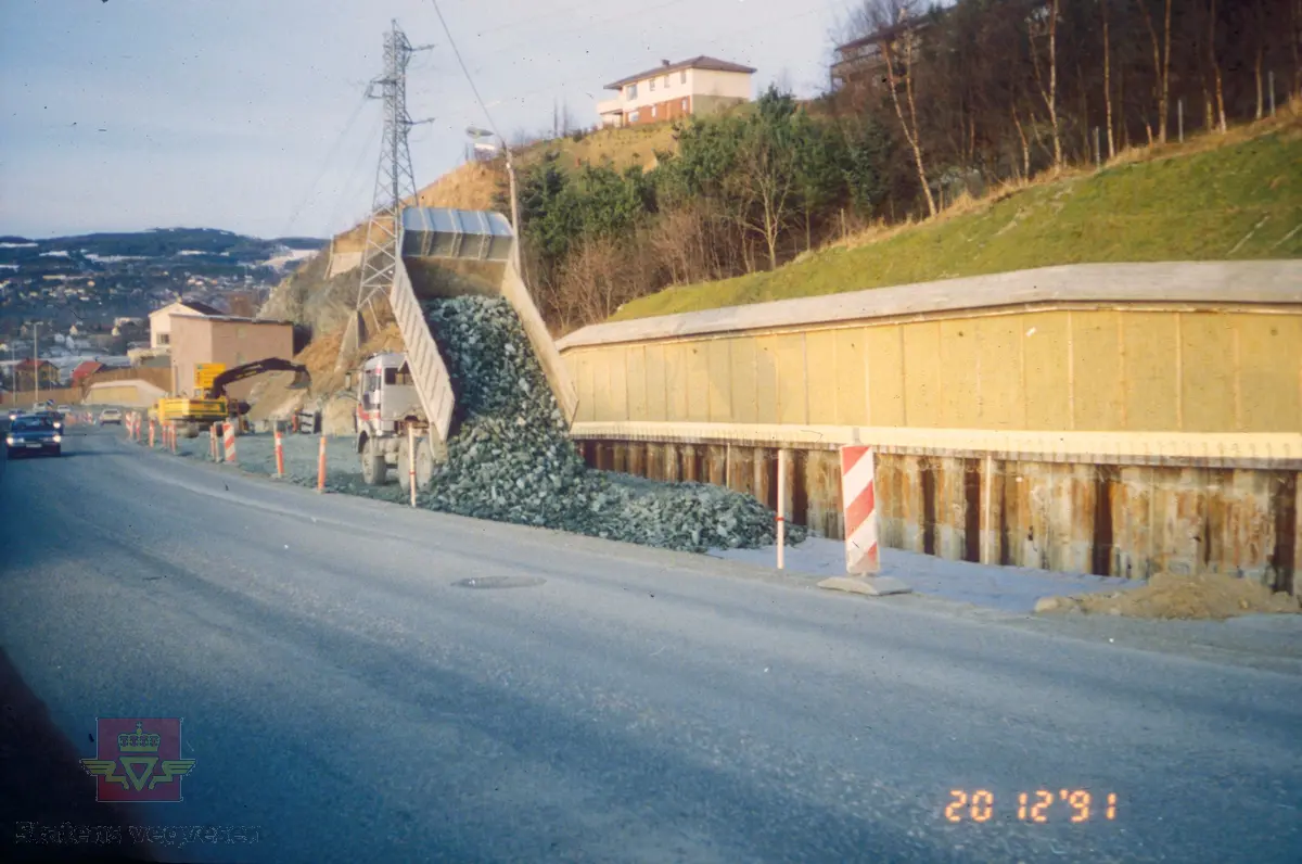 Omkjøringsveien, forstøtningsmur oppe i Moholtlia