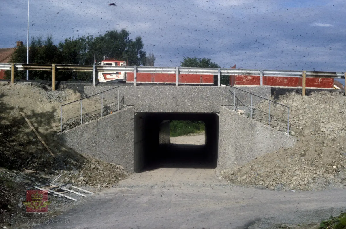 Bygging av ny E-6 mellom Sluppen og Tonstad. Innspurt før åpning av veien. Tunnel for gang- og sykkelvei.