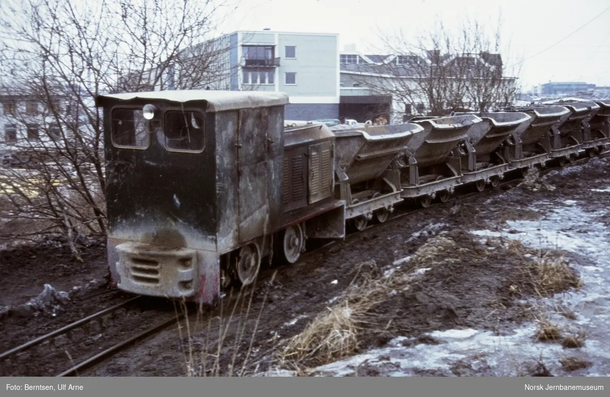 Industrilokomotiv med tog med vagger på Leca-banen ved Hovin teglverk i Oslo