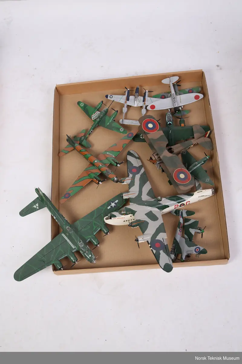 Flymodeller, i hovedsak modeller av militære fly, ca 72 stk.