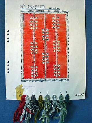 Två färgskisser och garnprov till röllakansmatta i röda, grå, gula och gröna nyanser i storlek 190 x 280 cm.