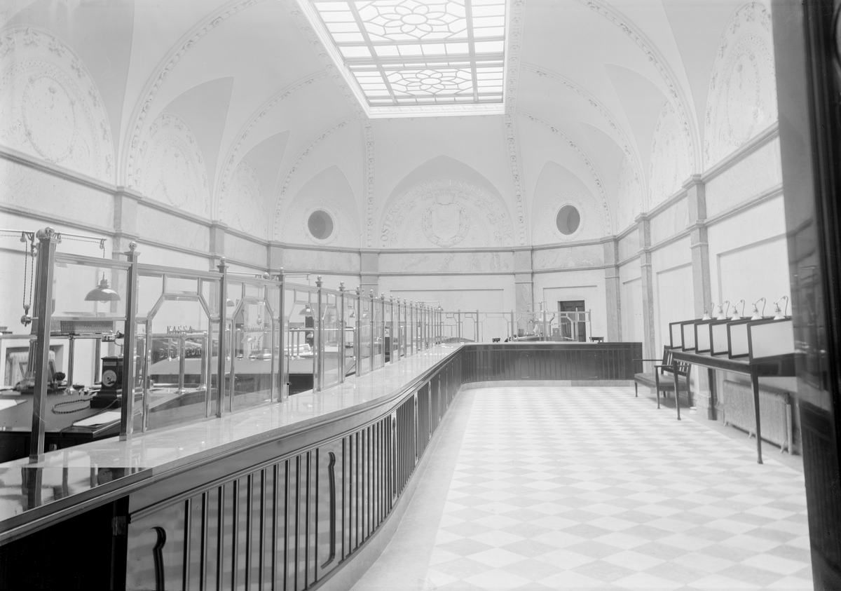 Interiör från Östergötlands Enskilda Bank i Linköping. Bilden visar bankens nya lokaler efter en genomgripande renovering 1907.
