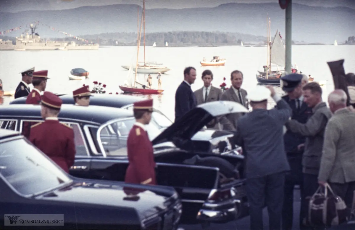 Dronning Elizabeth II og Kong Olav V og deres familier under feriebesøket i Romsdal 09.08.1969.
