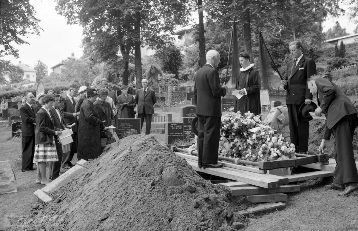 «Juli 1960».«Sig Dyrstad sin begravelse».Tollkontrolør Sigurd Dyrstad f.03.12.1904 d.08.07.1960