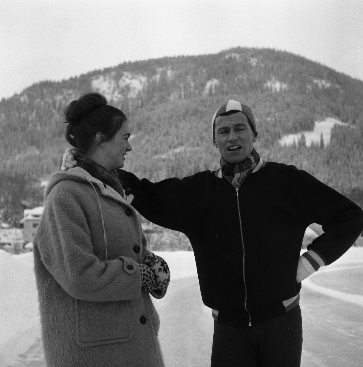Den nederlandske skøyteløperen Henk van der Grift med kona Reyka på Fagernes stadion 1962.