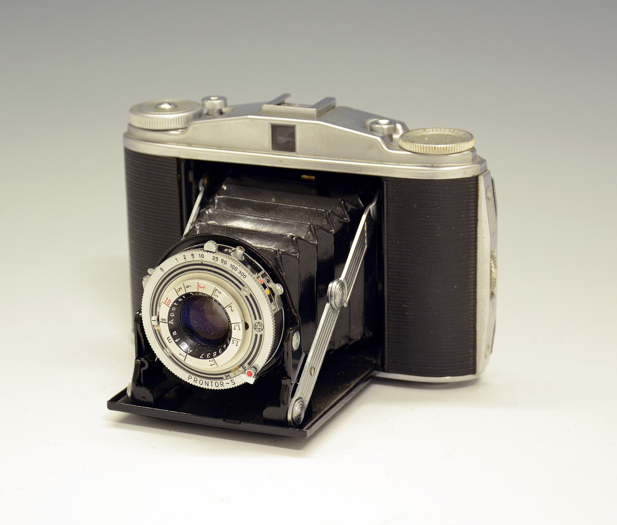 Fotoapparat Agfa Isolette II med etui og stativ.