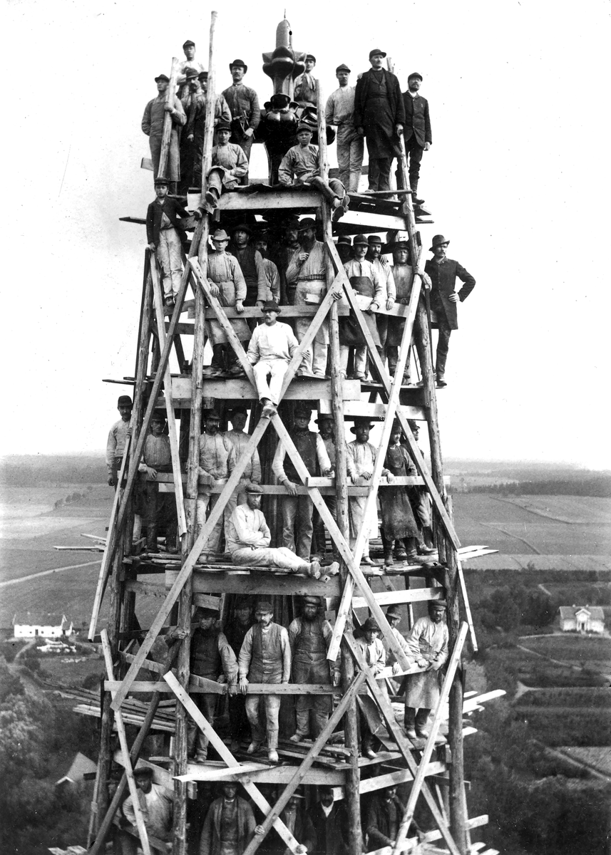 Arbetare står på byggnadsställning i Domkyrkans ena torn