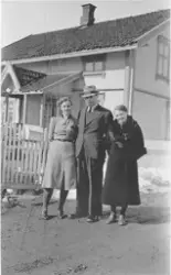 To damer og en mann står på veien  på Ask i Gjerdrum. Mary N