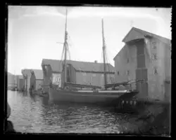 Skipet "Ivanhoe" ved sjøbuer i Egersund