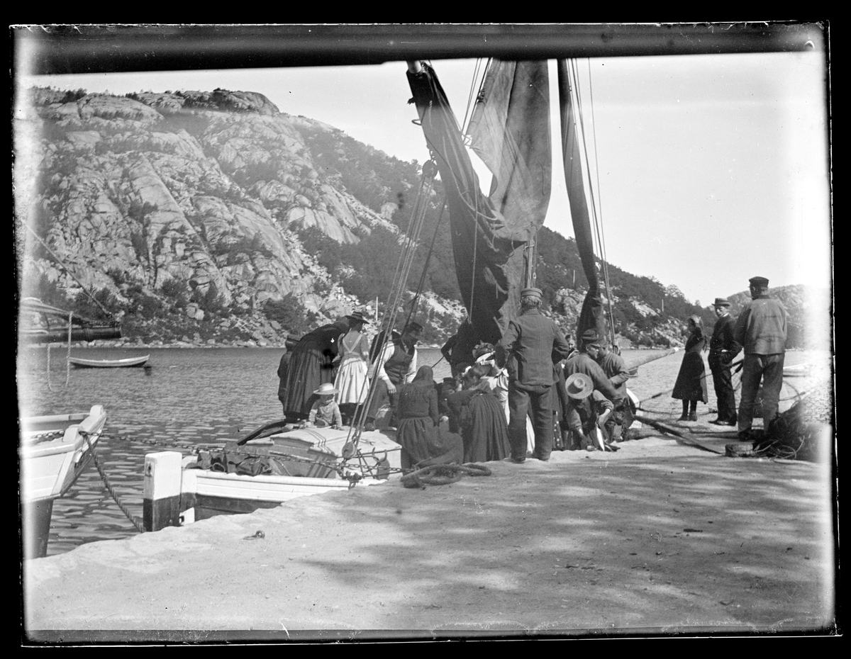 Folk og seilbåt i Egersund havn