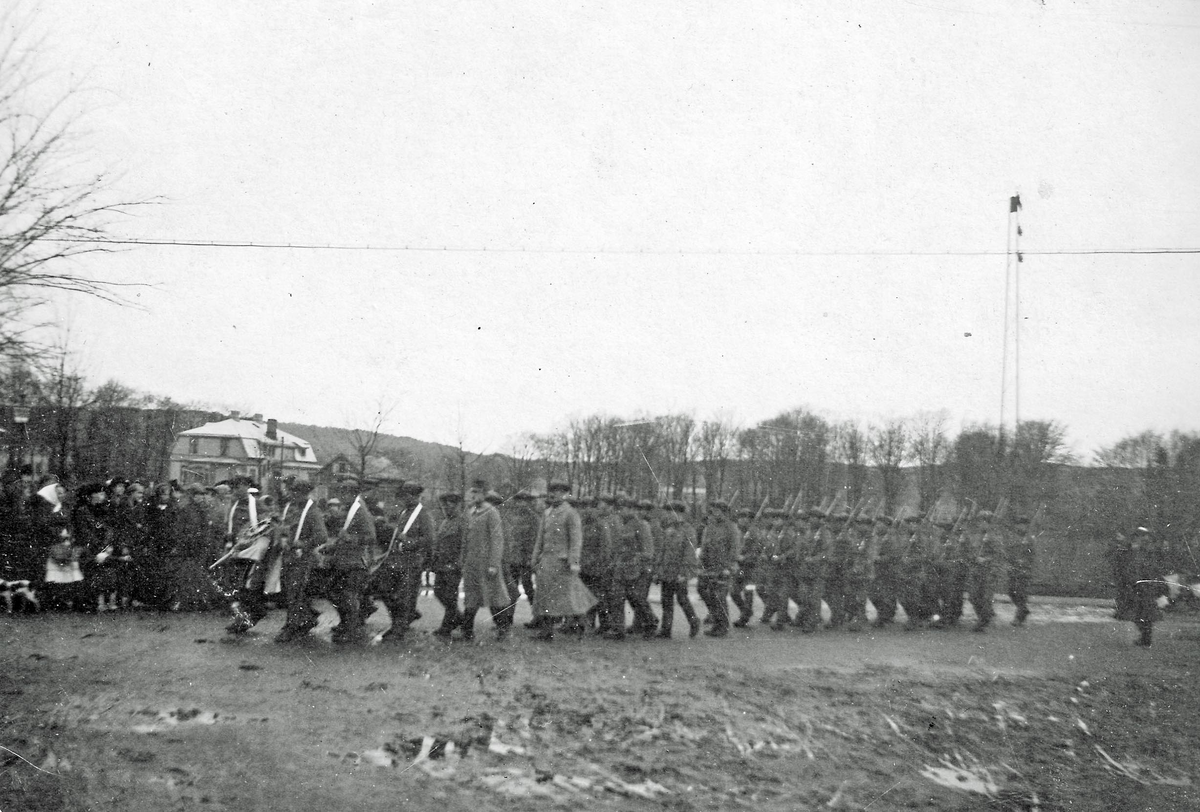Soldater ur Västgöta regemente på marsch i Kungsbacka 1914.