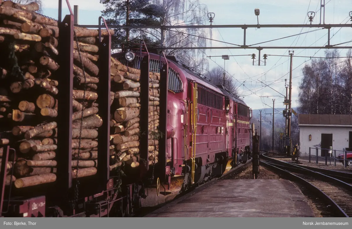 Diesellokomotivene Di 3 614 og 613 med tømmer- og flistog kjører ut fra Lillehammer stasjon