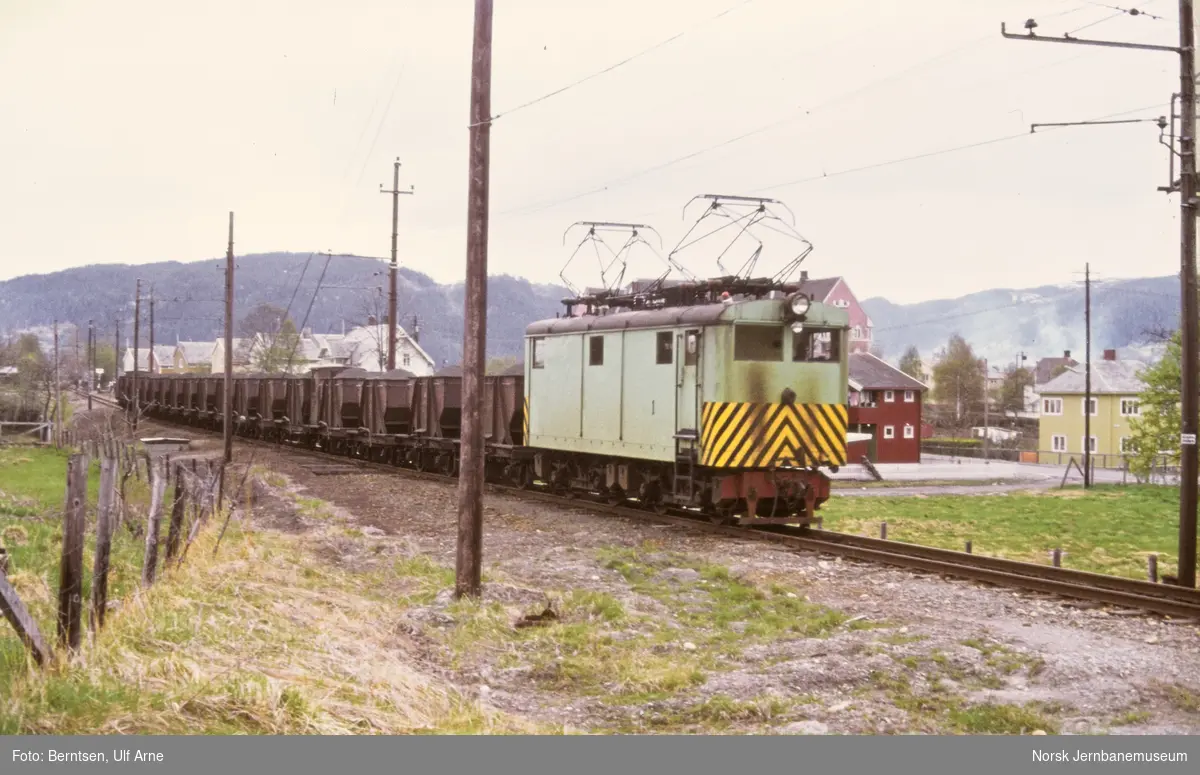 Thamhavnbanens elektriske lokomotiv nr. 1 med malmtog nær Orkanger stasjon