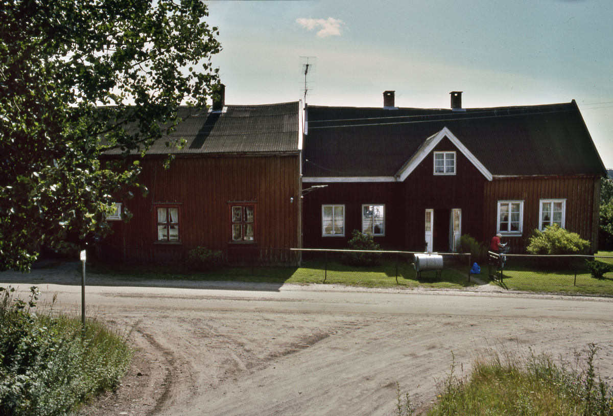 Riulfsborg gård, ved Kongeveien nord for Hølen