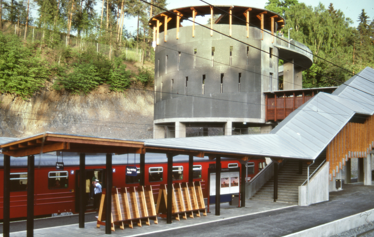 Slependen stasjon, Drammenbanen. Arkitekt Arne Henriksen